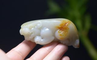 新疆和田洒金皮高油糯白玉籽料貔貅把件